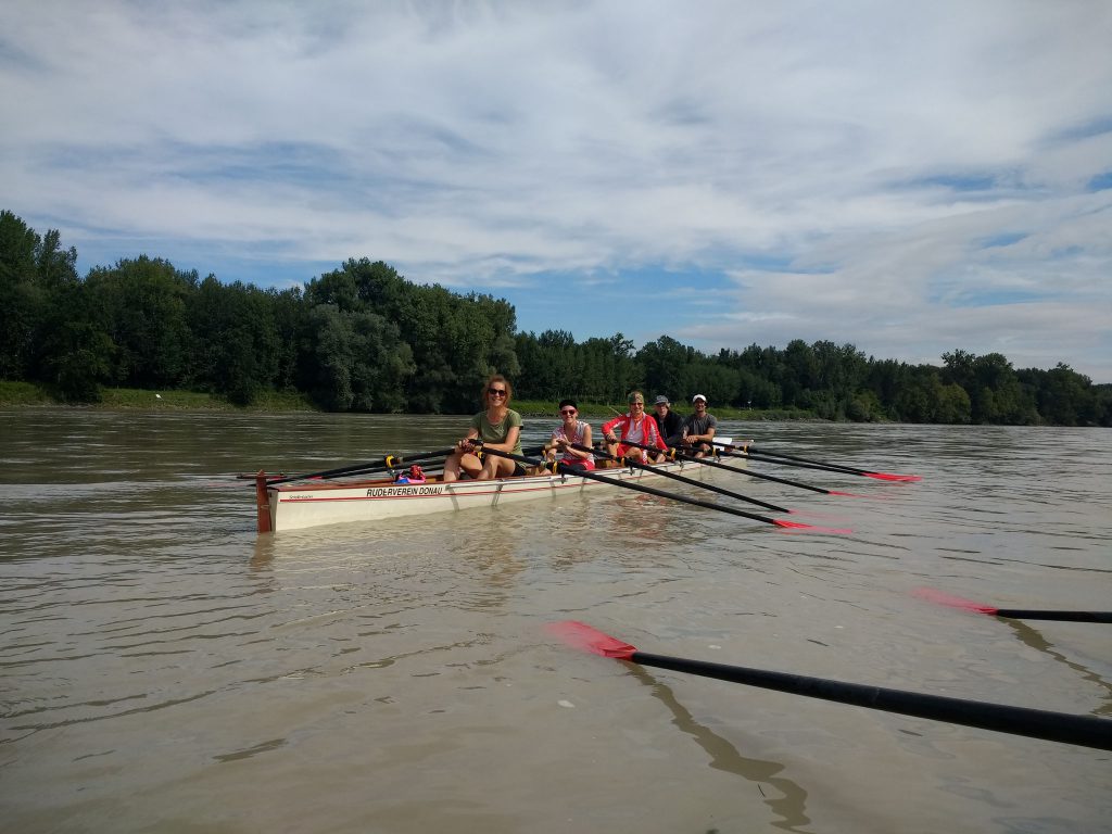5 Ruderer im Boot auf der Donau