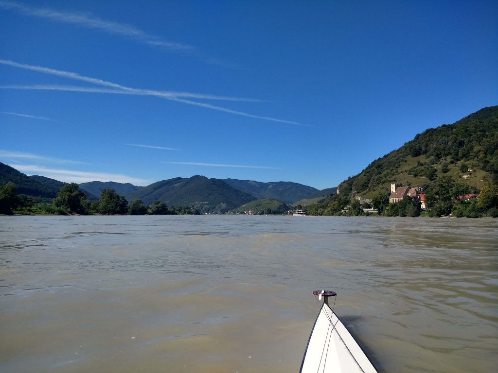 Wachau von der Donau aus