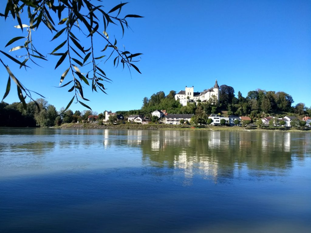 Blick auf Schloss Ottensheim von Wilhering