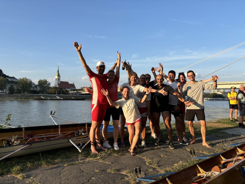 10 Ruderer vor der Skyline in Bratislava